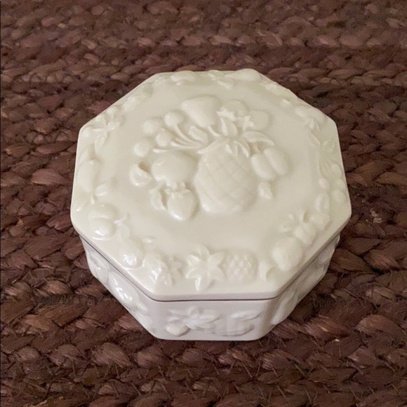 Lenox keepsake fruit box with free two garden pins - Picture 1 of 4